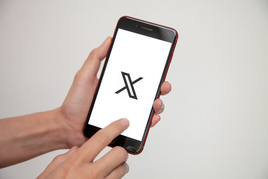 Twitter, l'application d'Elon Musk devient X
