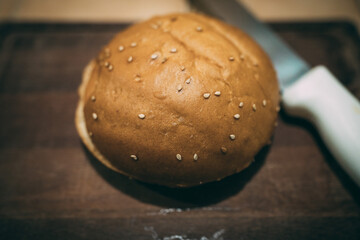 Pan para hamburguesa sobre tabla de madera