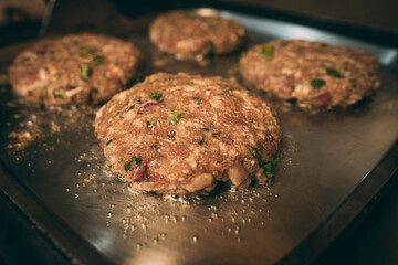 carne en sartén para hamburguesa