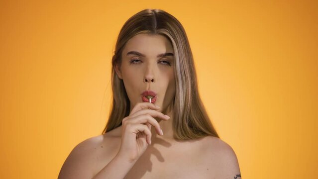 Kobieta jedząca lizak