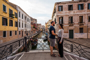 Obraz na płótnie Canvas Beautiful traveler couple on the streets of Venice, Italy