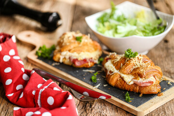 duo de croissants au jambon béchamel et gruyère, photo réelle