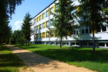 Sidewalk next to the primary school building - obrazy, fototapety, plakaty