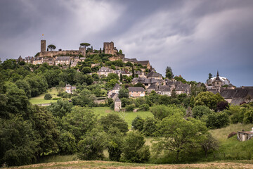 Turenne (Corrèze, France) - Vue de la cité médiévale sous un ciel nuageux et menaçant - 627478093