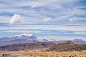 Vista a las montañas en la cordillera de Los Andes en la comuna de Colchane, región de Tarapacá, Chile