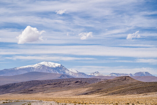 Vista a las monta&ntilde;as en la cordillera de Los Andes en la comuna de Colchane, regi&oacute;n de Tarapac&aacute;, Chile