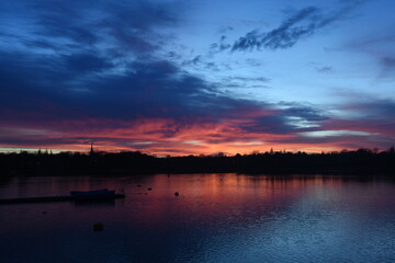 Obraz na płótnie Canvas Sunset at Edgbaston Reservoir, Birmingham, UK