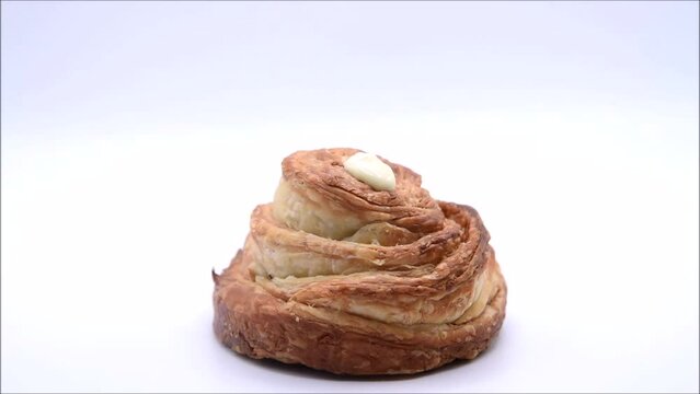 New York roll glaseado con chocolate blanco