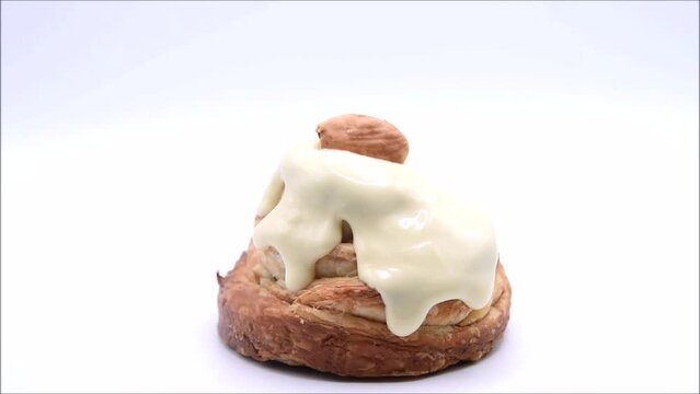 New York roll glaseado con chocolate blanco y con almendra