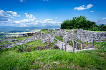 Ruins of Pusty hrad castle in Zvolen town, Slovak republic. Belongs to the one of the largest medieval castles in Europe, Pusty hrad consists of two parts, the Upper Castle and the Lower Castle. - obrazy, fototapety, plakaty