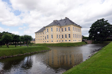 Fototapeta na wymiar Schloss Miel, Barockschloss mit Golfplatz