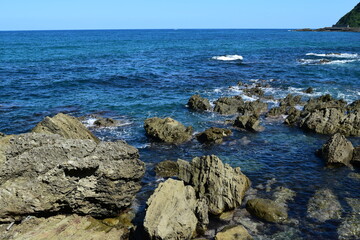 由良海岸 日本の渚百選 快水浴場百選 ／ 山形県鶴岡市にある由良海岸は、日本の渚百選、快水浴場百選にも選ばれた、庄内浜のシンボル的な海岸です。近くには由良海水浴場、白山島など風光明媚な美しい景観が続きます。白山島はその景観から「東北の江ノ島」と呼ばれています。