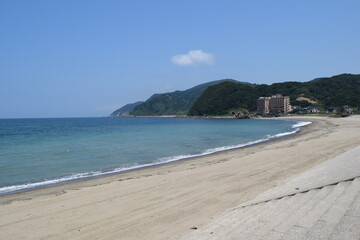 由良海岸 日本の渚百選 快水浴場百選 ／ 山形県鶴岡市にある由良海岸は、日本の渚百選、快水浴場百選にも選ばれた、庄内浜のシンボル的な海岸です。近くには由良海水浴場、白山島など風光明媚な美しい景観が続きます。白山島はその景観から「東北の江ノ島」と呼ばれています。