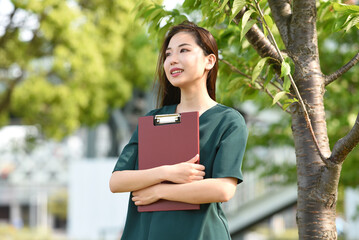 Fototapeta premium 屋外にいる私服の若いアジア人女性 