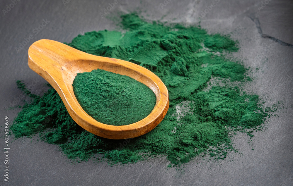 Poster spirulina powder healthy dietary supplement - algae powder in spoon