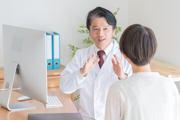 Obraz premium 女性患者を診察する医者