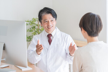 女性患者を診察する医者
