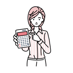 立って電卓を指差してこちらに向けて見せているシャツの女性