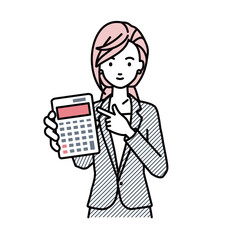 立って電卓を指差してこちらに向けて見せているスーツの女性