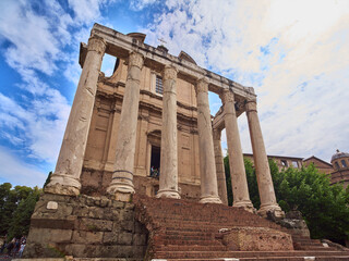 Obraz premium Tempio di Antonio e Faustina at the Roman Forum (Foro Romano), ruins of ancient Rome, Italy