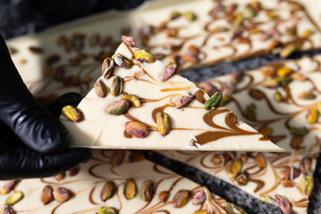 chocolate  blanco con pistachos artesanal