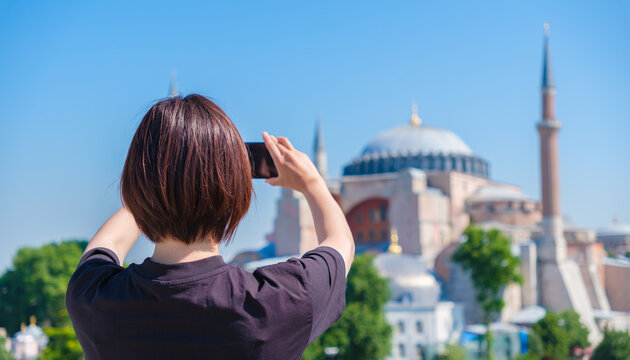 アヤソフィアの写真を撮る女性