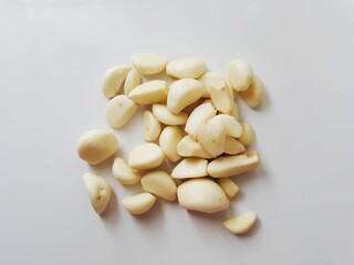 Fototapeta na wymiar peeled cloves of garlic
