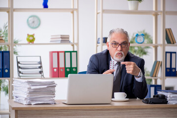 Old male employee feeling bad at workplace