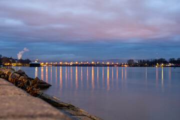 Rheinufer im Sonnenaufgang