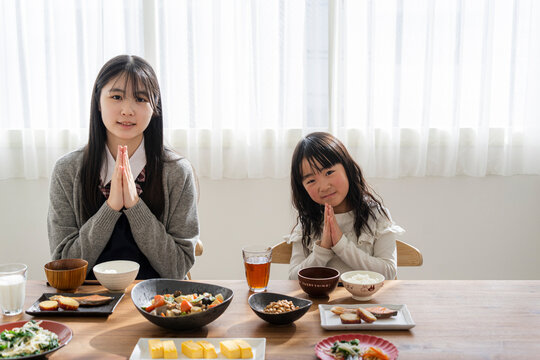 食事のあいさつをする日本人姉妹