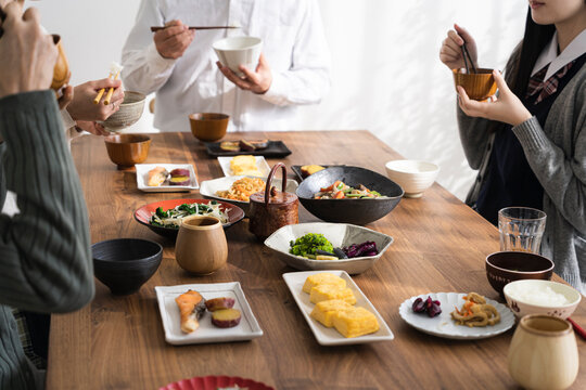 家族で囲む食卓