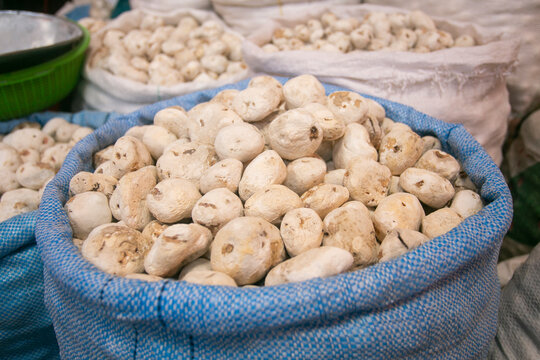 The chu&ntilde;o is simply dehydrated potato in order to extend its useful life. Chu&ntilde;o means wrinkled in the Quechua language.