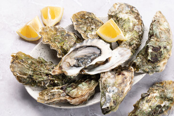 Fresh oysters with lemons