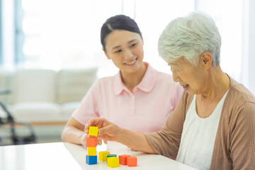 シニア女性と介護士