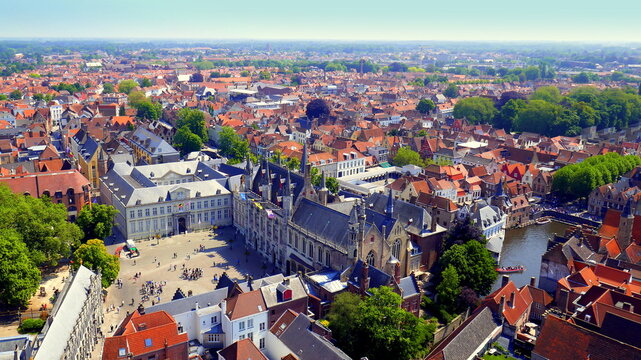 weiter Blick vom Belfort Turm auf schöne Stadt Brügge in Belgien unter blauem Himmel