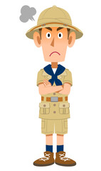 探検家の服を着た男性の怒りの表情
