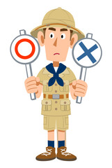 正解を考える探検家の服を着た男性
