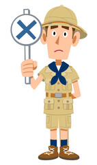 不正解の札を掲げる探検家の服を着た男性
