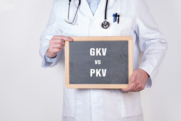 Arzt mit einer Tafel auf der GKV vs PKV steht