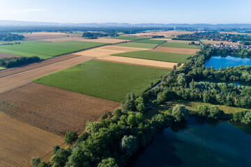 Fototapeta na wymiar Luftaufnahme von einer Landschaft mit Feldern, Wald und Wiesen