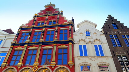 elegante Einkaufsstraße in Brügge mit mittelalterlichen Hausfassaden unter blauem Himmel
