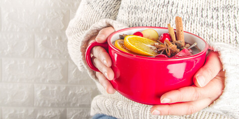  Mulled wine hot drink with citrus and spices