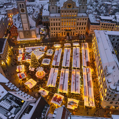 Winterabend auf dem Augsburger Christkindlesmarkt am Rathausplatz