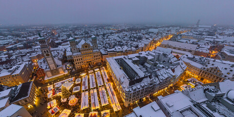 Winterabend auf dem Augsburger Christkindlesmarkt, Blick über die Innenstadt im Winterkleid