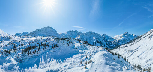 Ausblick auf die verschneiten Gipfel rund um den Hochtannbergpaß in Vorarlberg