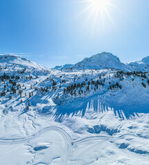 Strahlender Sonnenschein im Winter in den Vorarlberger Alpen am Hochtannbergpaß nahe Schröcken