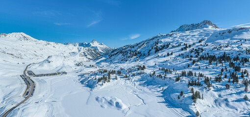  Traumwinter am Hochtannbergpaß in Vorarlberg, Blick auf das Wintersportgebiet am Saloberkopf