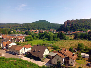 Fototapeta na wymiar Blick auf Dahn im Landkreis Südwestpfalz, im Pfälzerwald vom Premiumwanderweg Dahner Felsenpfad und dem Premium-Spazierweg Kauert-Tour. 