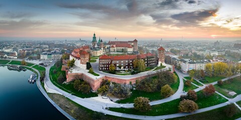 Zamek na Wawelu o wschodzie słońca - panorama z lotu ptaka. 