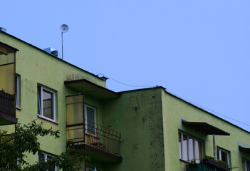 Transmitting and receiving antenna on the roof of the old building block